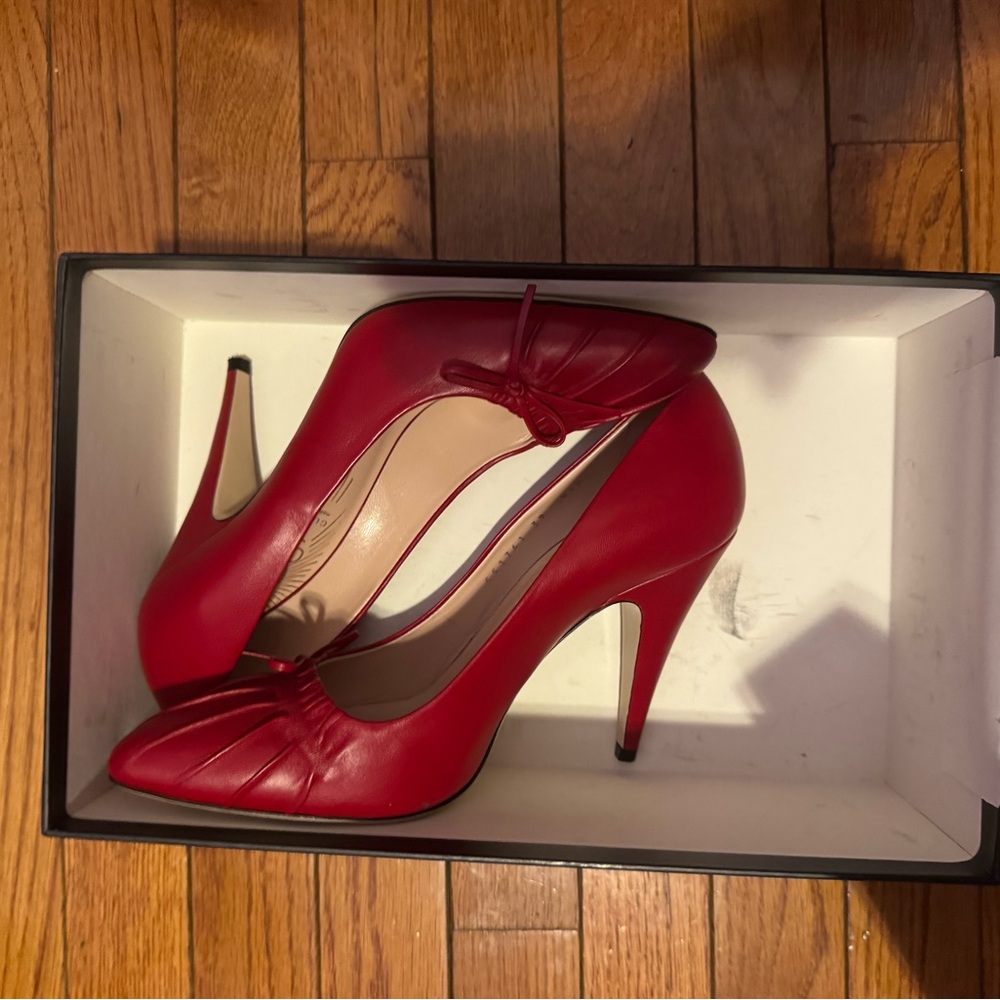 GUCCI HEELS
SIZE 40